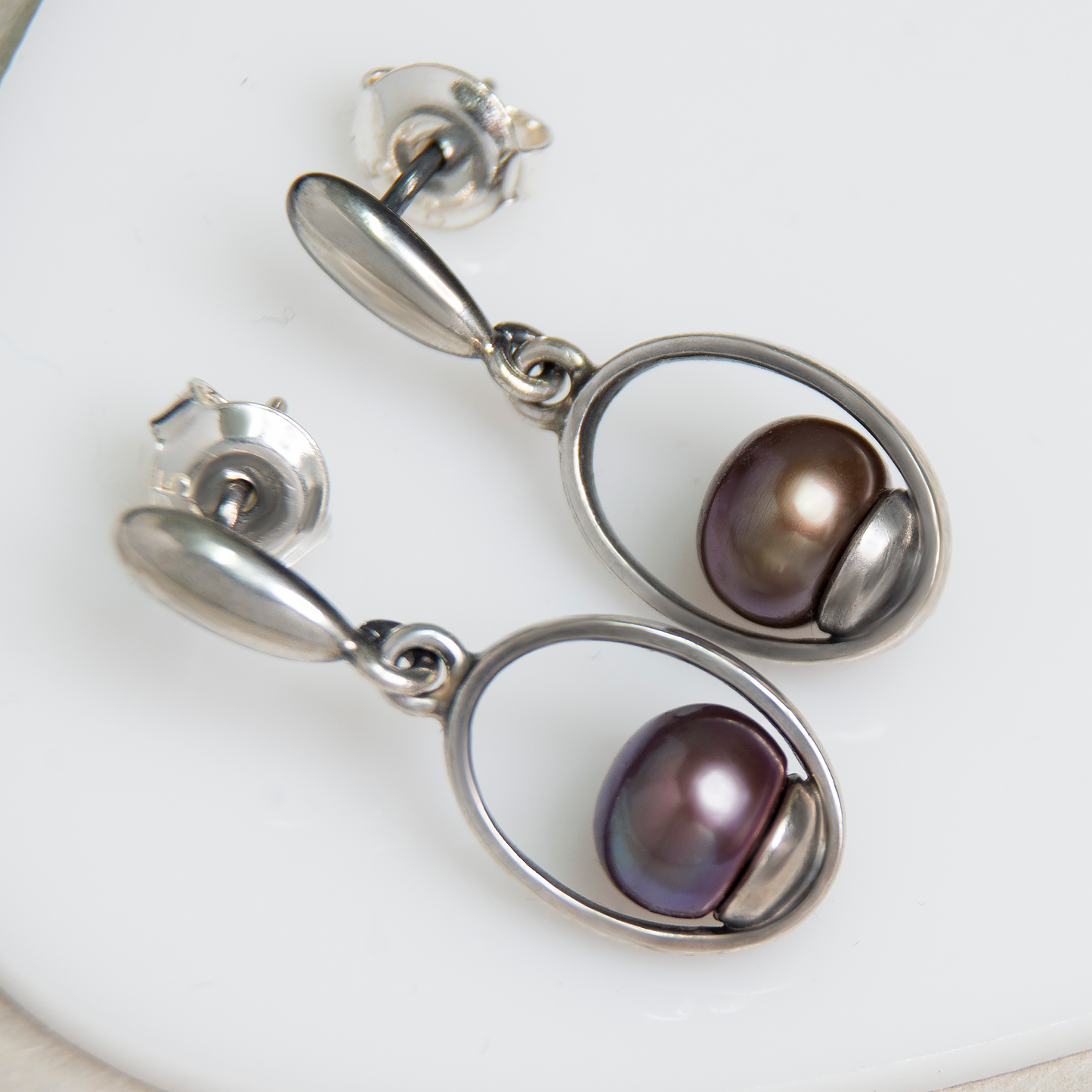 Minimalistic Dangle Oval Frame Earrings With Peacock Pearls