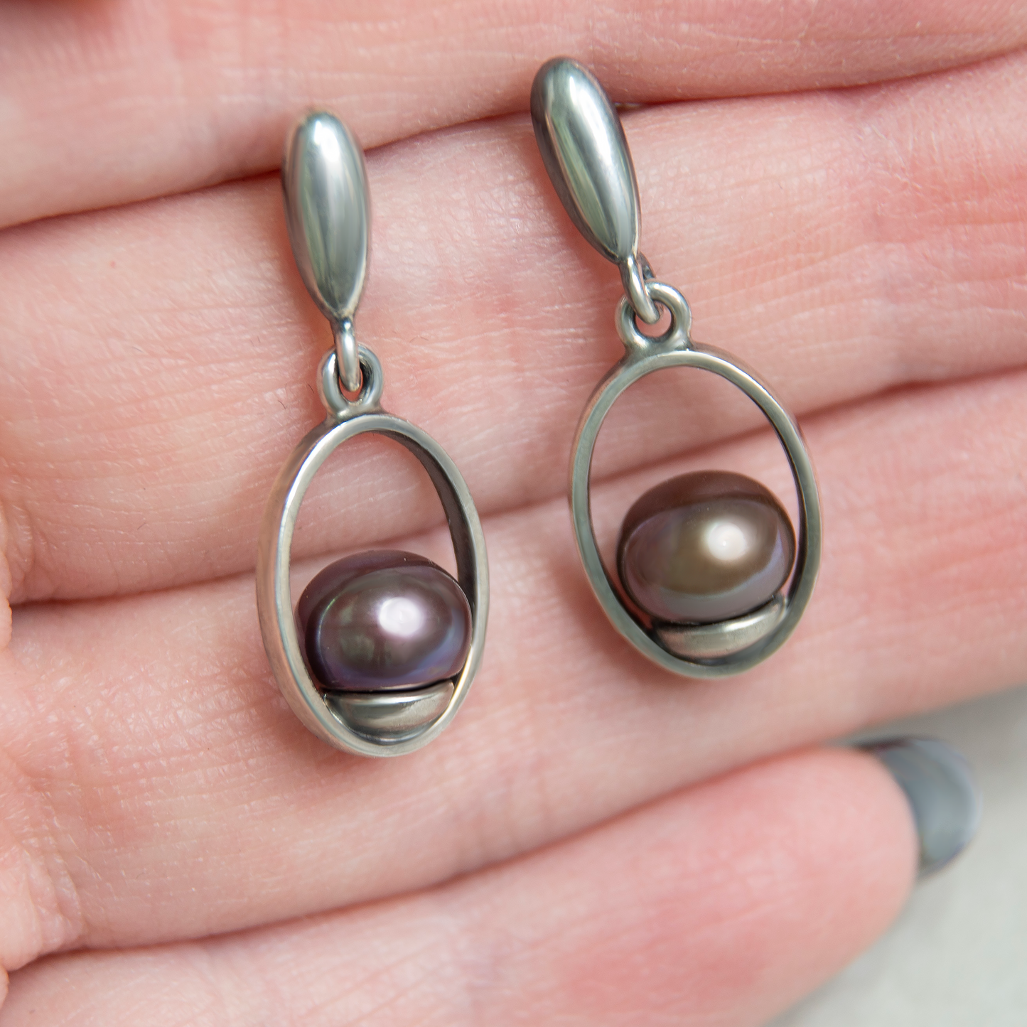 Minimalistic Dangle Oval Frame Earrings With Peacock Pearls