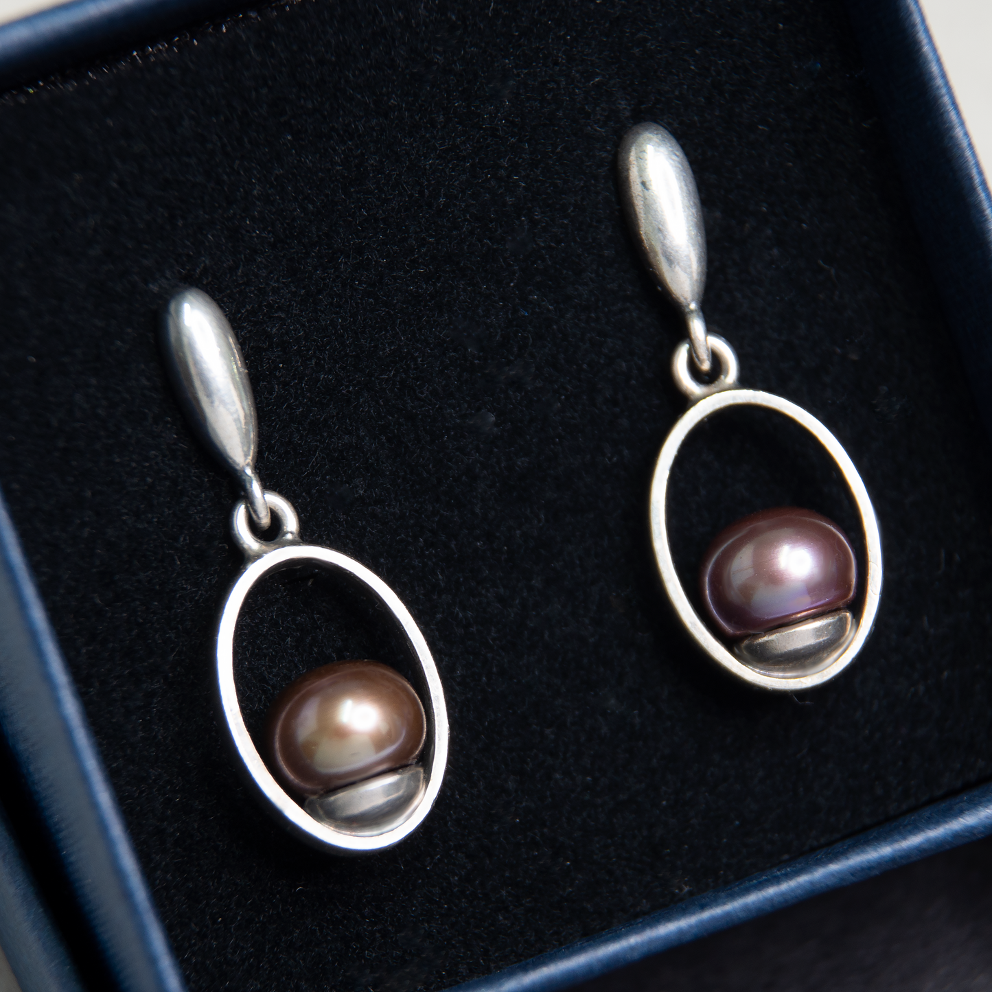Minimalistic Dangle Oval Frame Earrings With Peacock Pearls