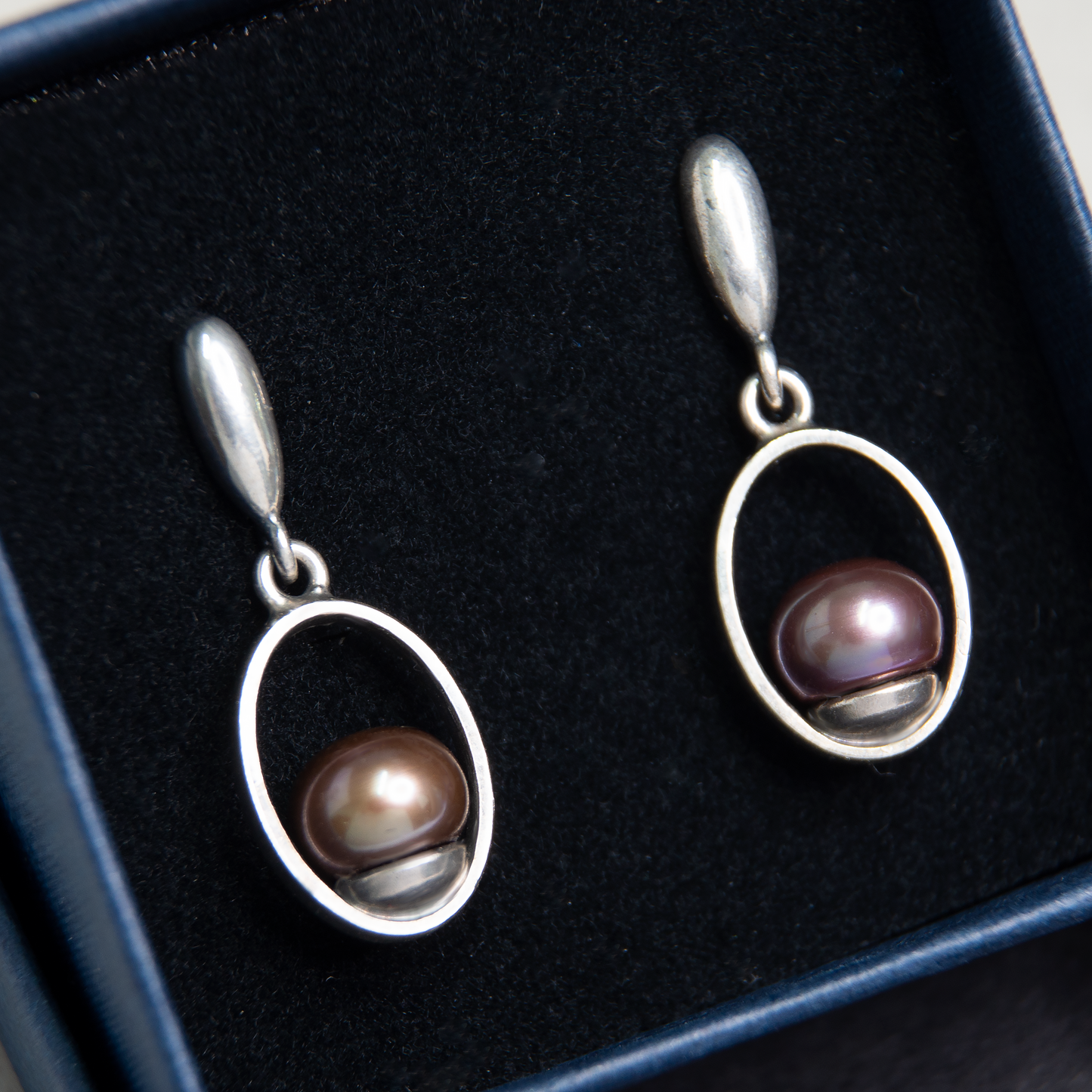 Minimalistic  Dangle Oval Frame Earrings With Peacock Pearls