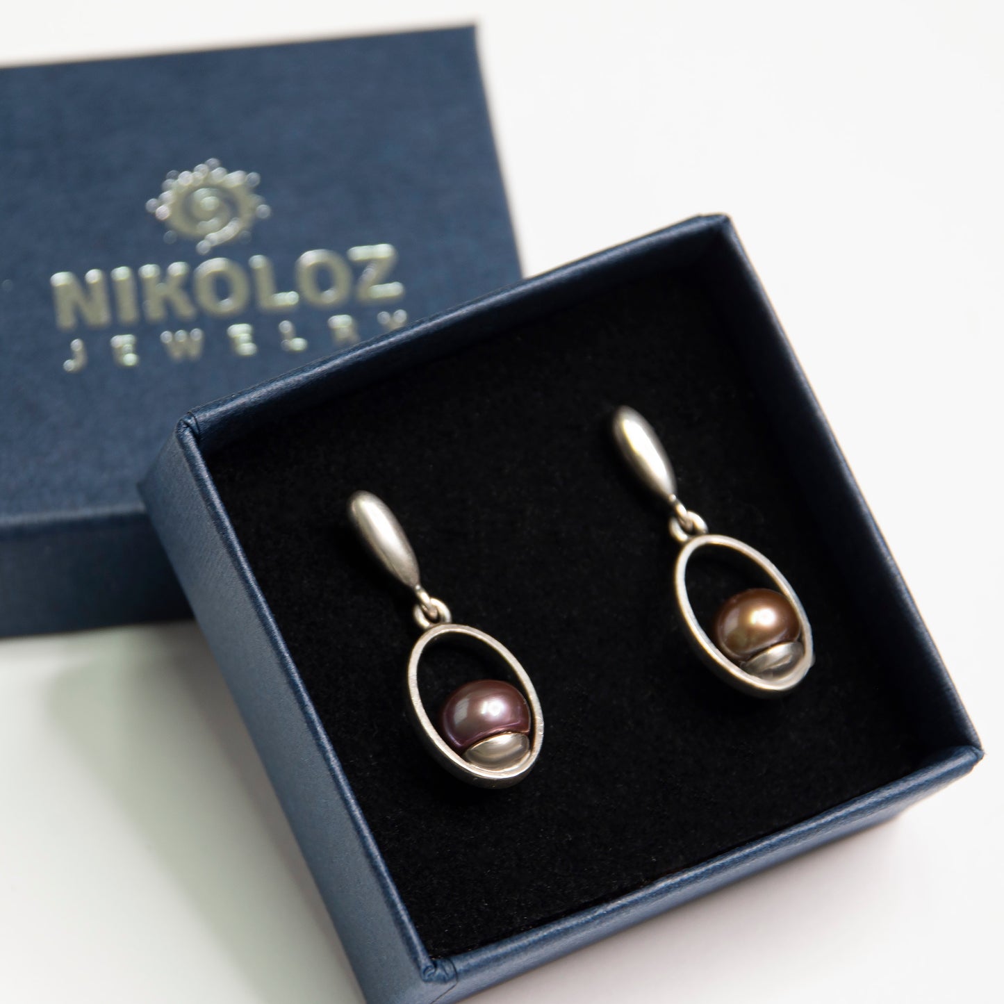 Minimalistic Dangle Oval Frame Earrings With Peacock Pearls