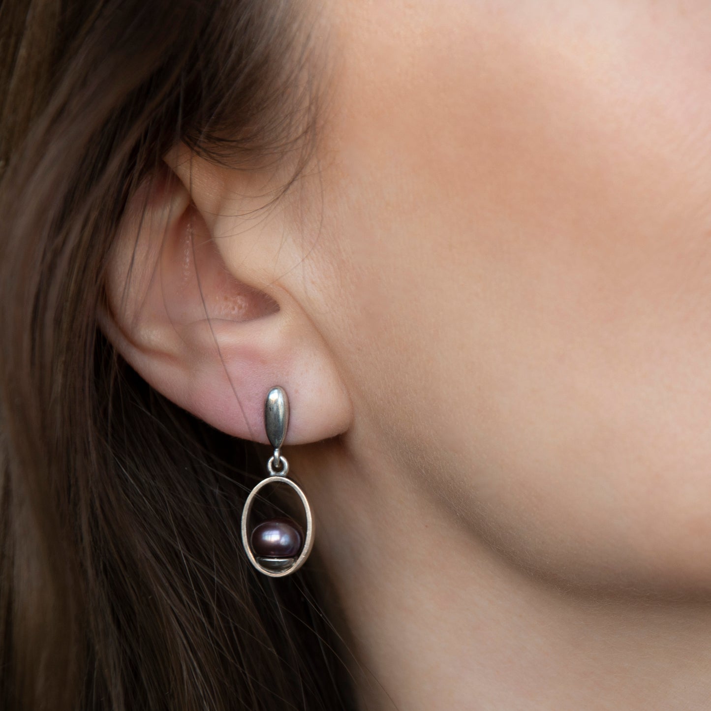 Minimalistic Dangle Oval Frame Earrings With Peacock Pearls