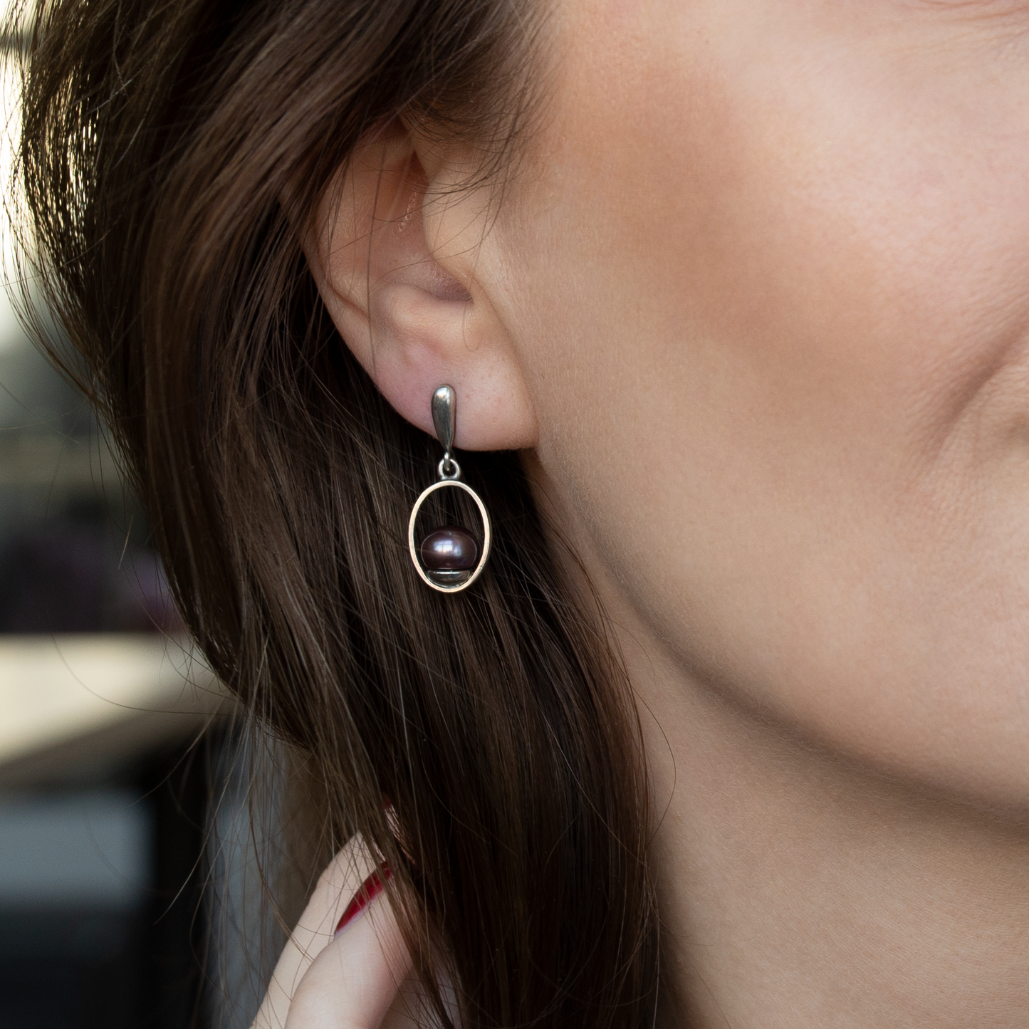 Minimalistic Dangle Oval Frame Earrings With Peacock Pearls