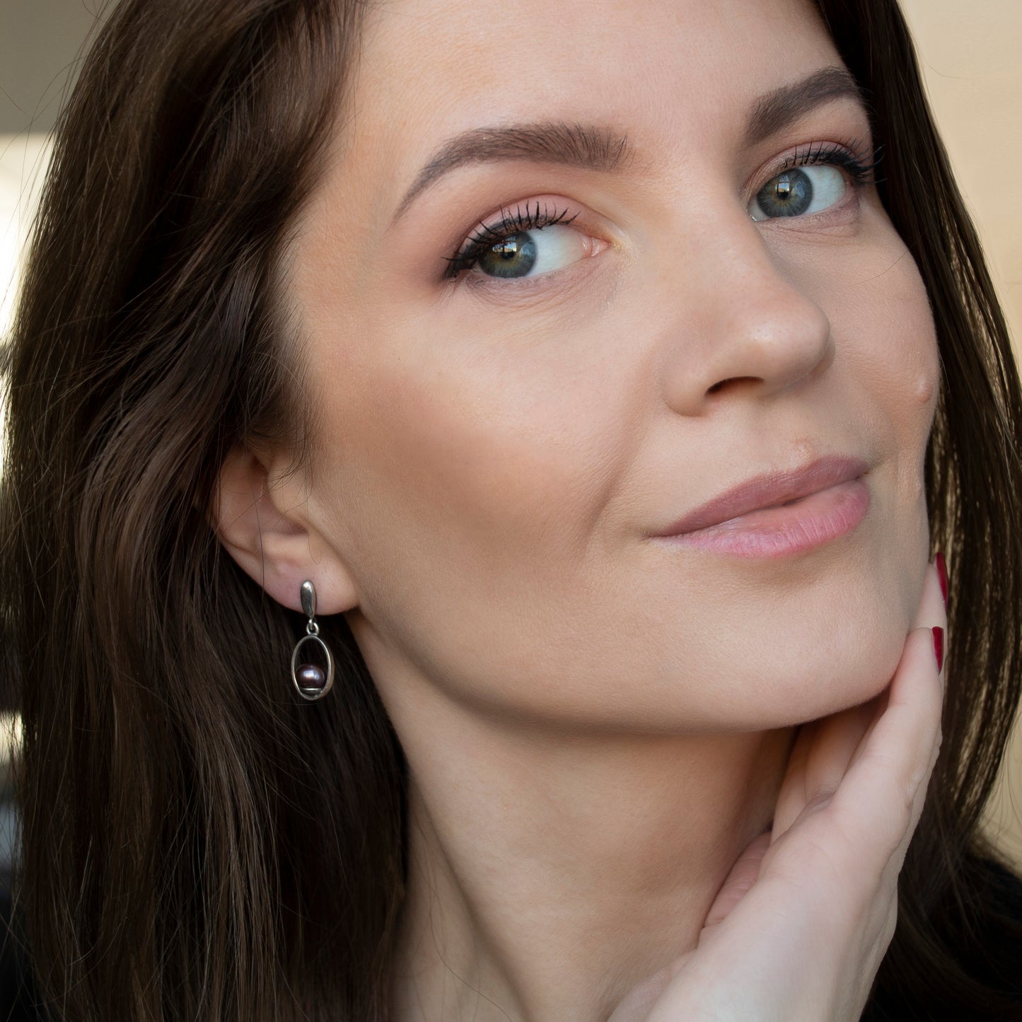 Minimalistic Dangle Oval Frame Earrings With Peacock Pearls