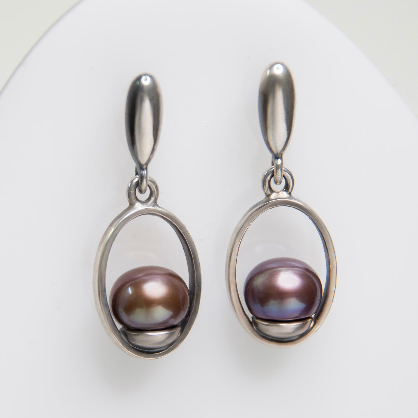 Minimalistic Dangle Oval Frame Earrings With Peacock Pearls