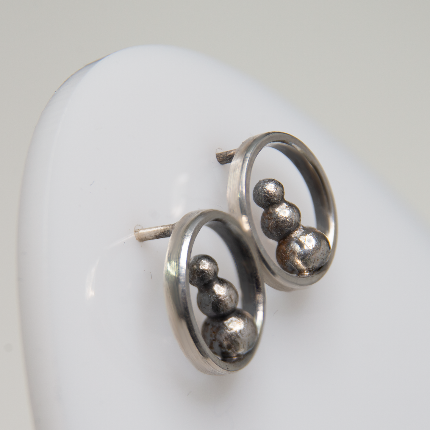 Round Frame Earrings With Silver Beads