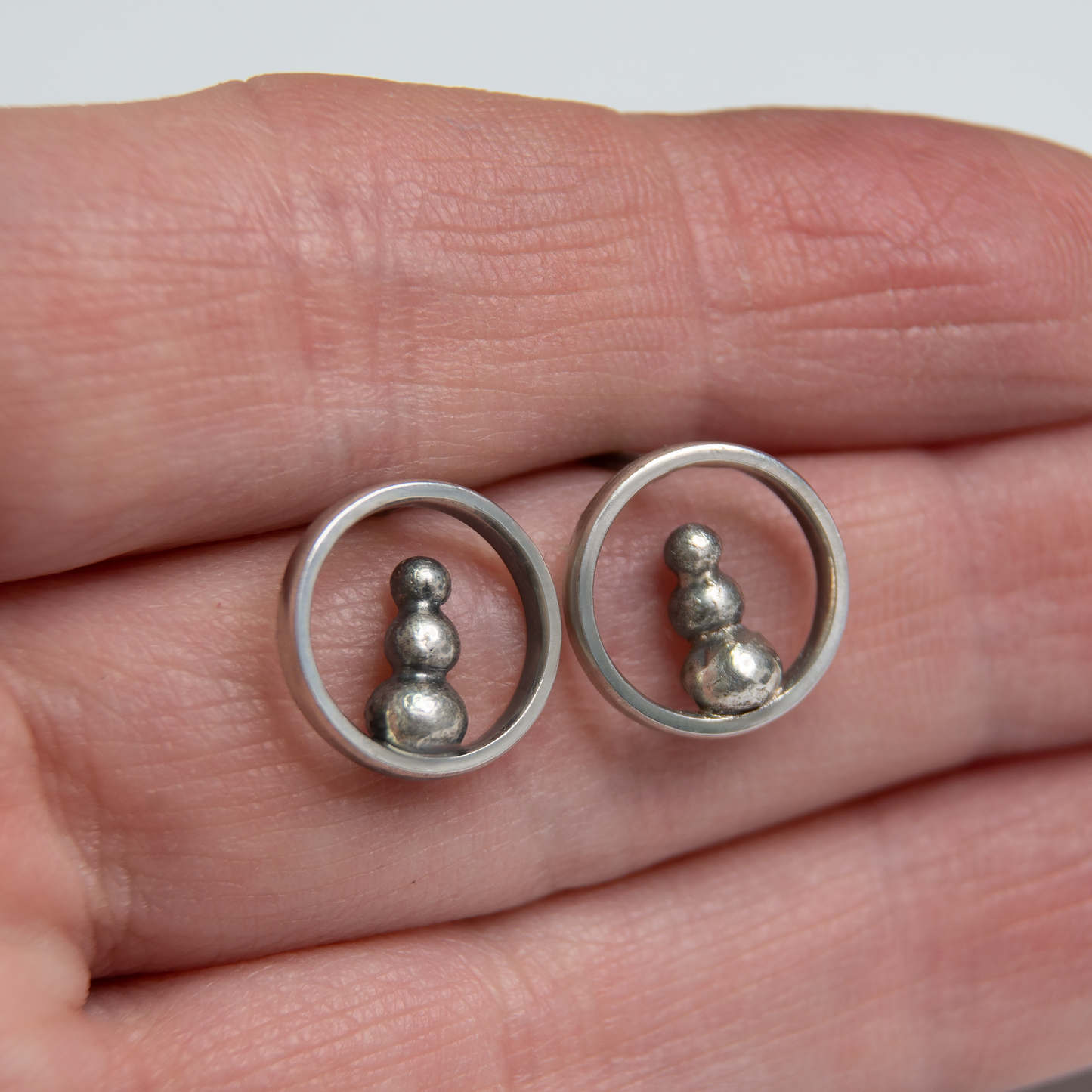 Round Frame Earrings With Silver Beads