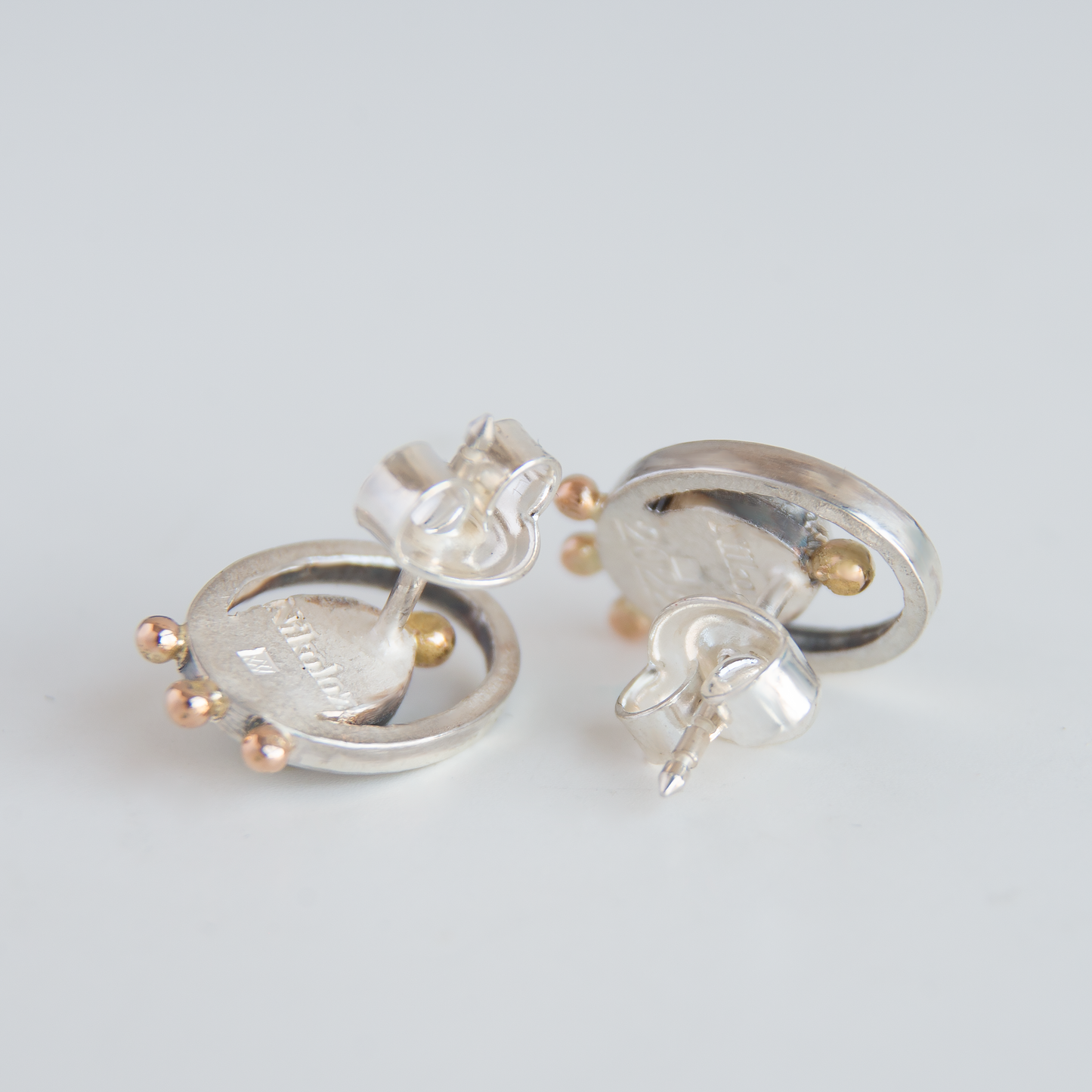 Oval Frame Earrings With Gold Beads And Olivine Stones