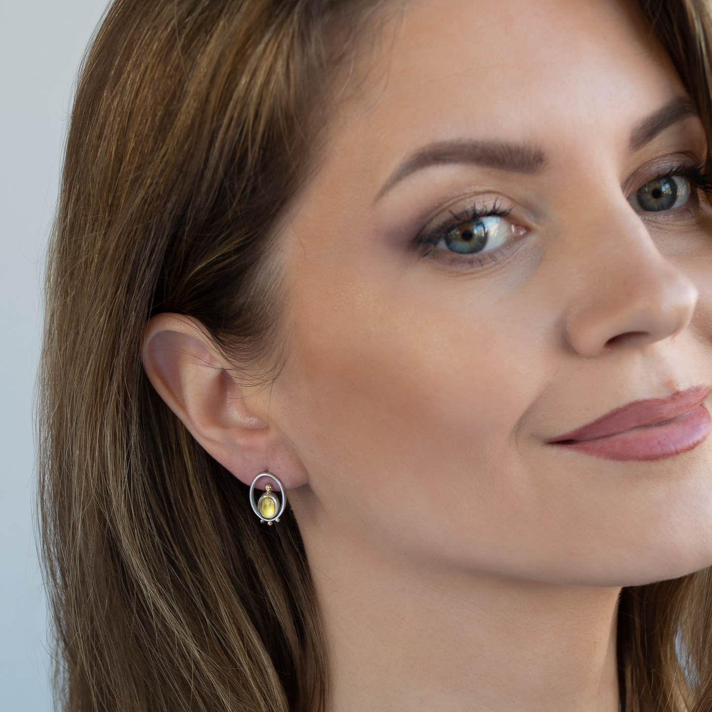 Oval Frame Earrings With Gold Beads And Olivine Stones