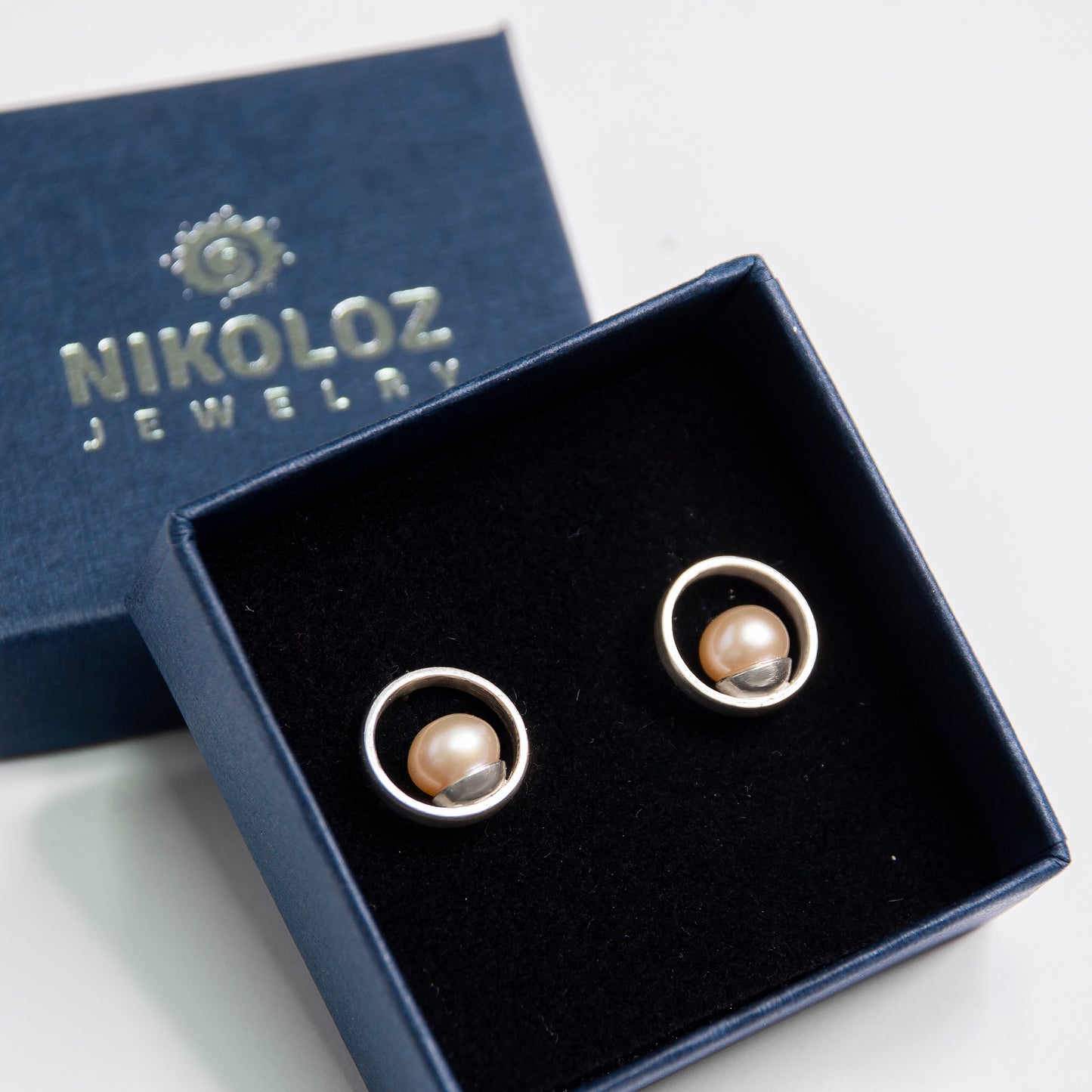 Round Frame Earrings With Rose Gold Pearls