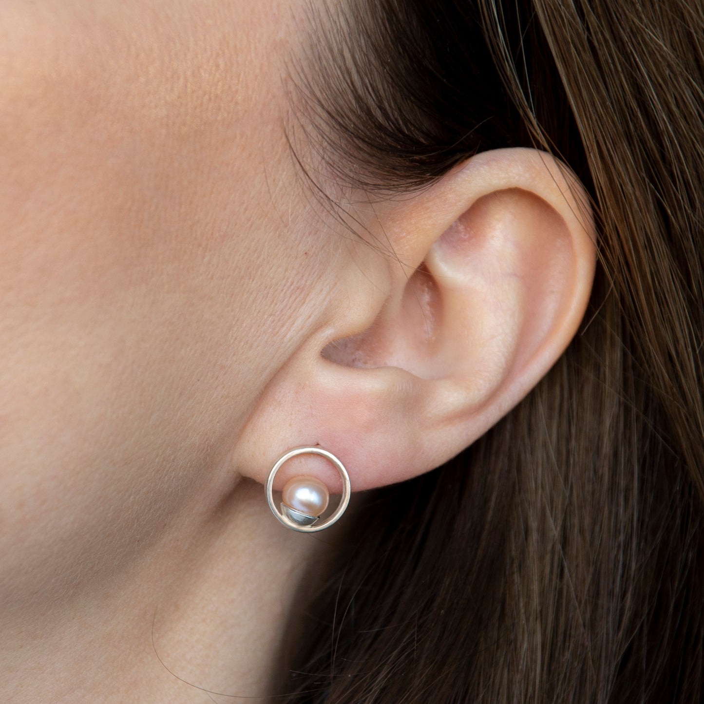 Round Frame Earrings With Rose Gold Pearls