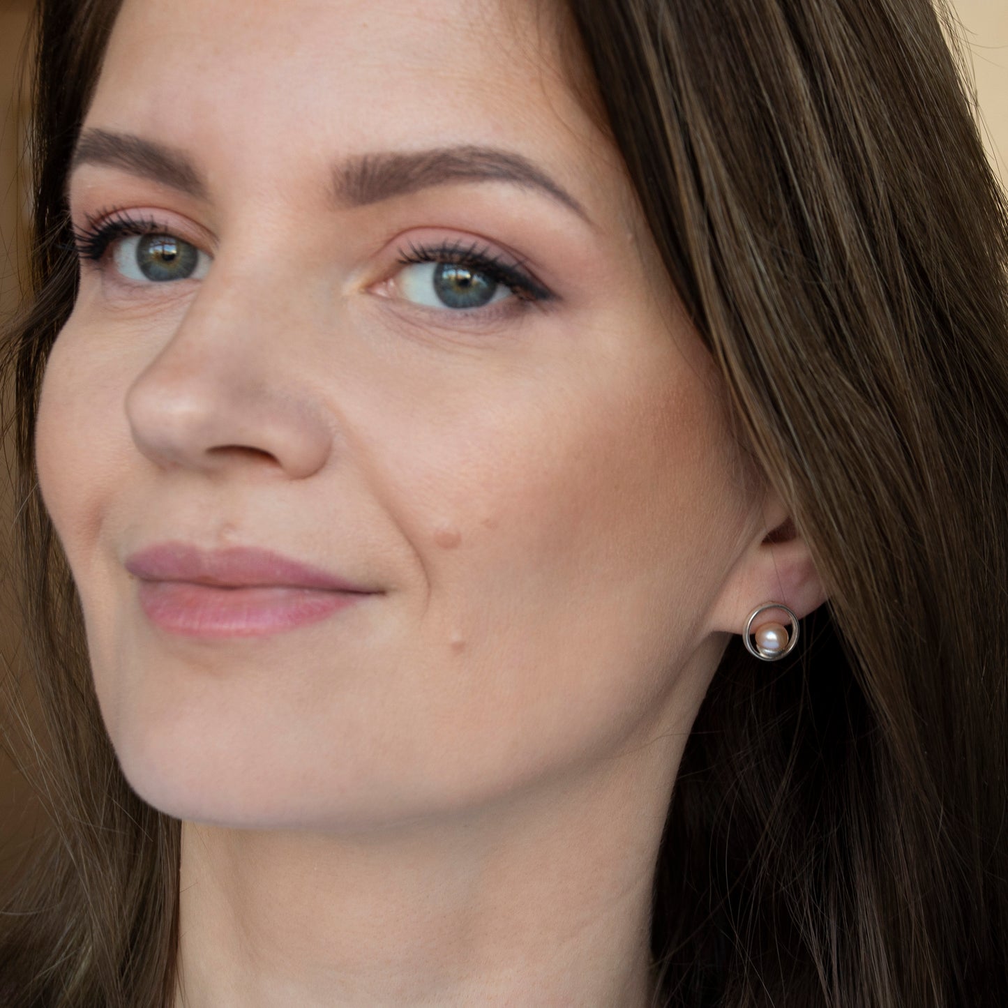 Round Frame Earrings With Rose Gold Pearls