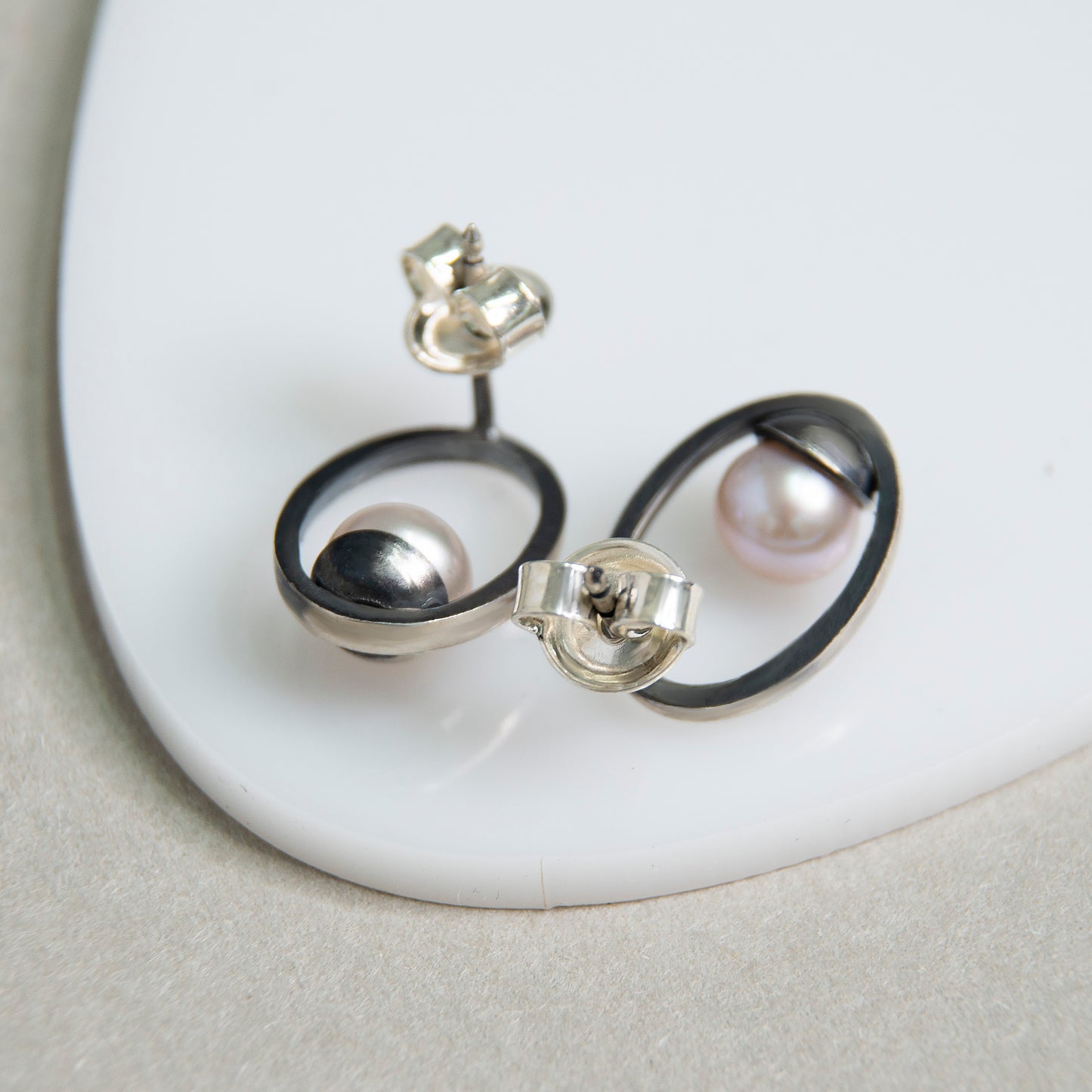 Oval Frame Earrings With Rose Pearls