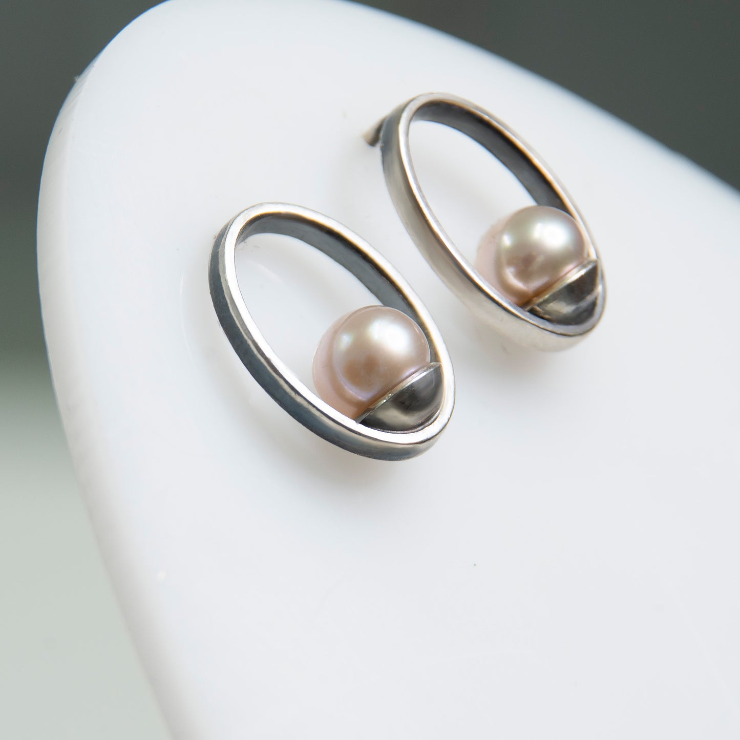Oval Frame Earrings With Rose Pearls