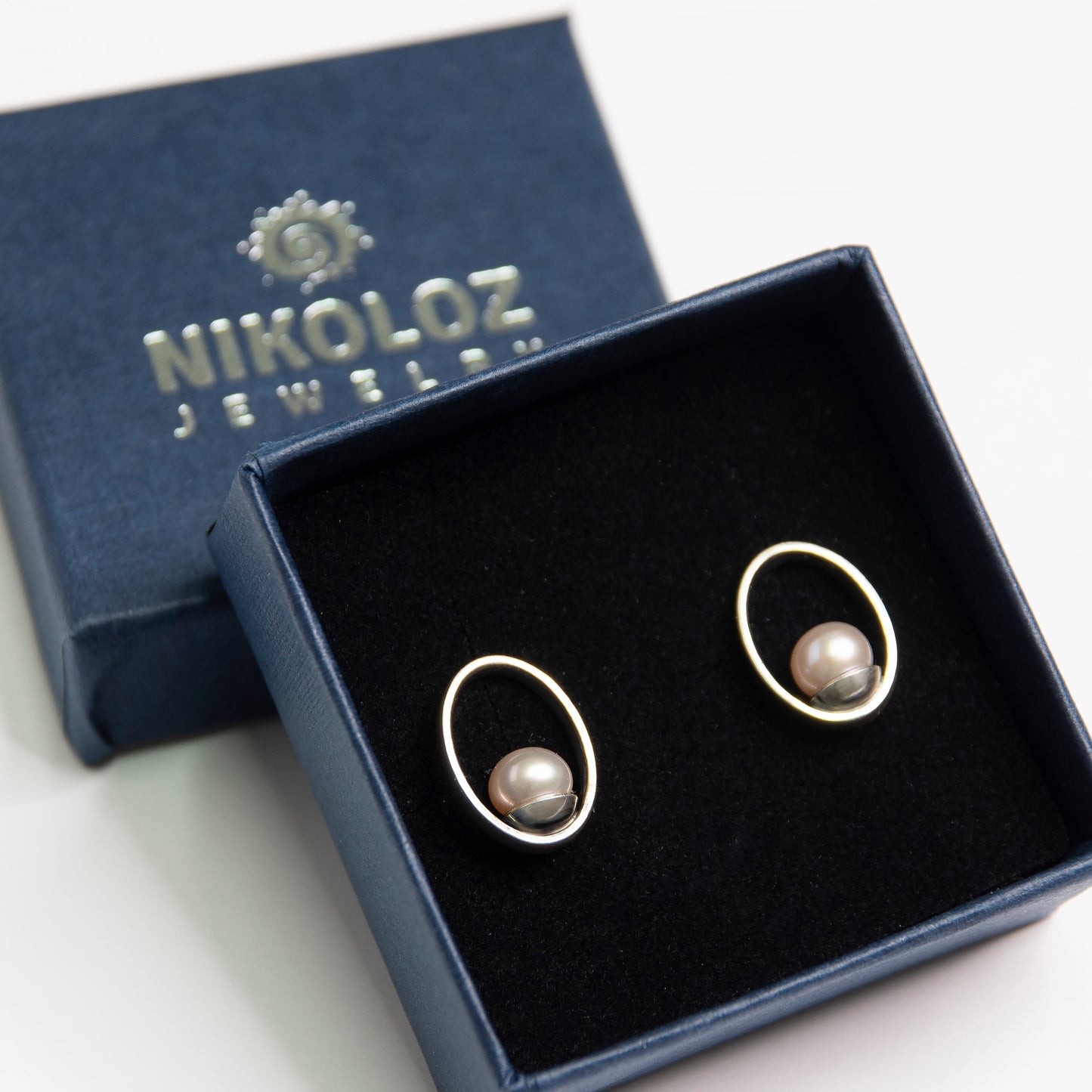 Oval Frame Earrings With Rose Pearls