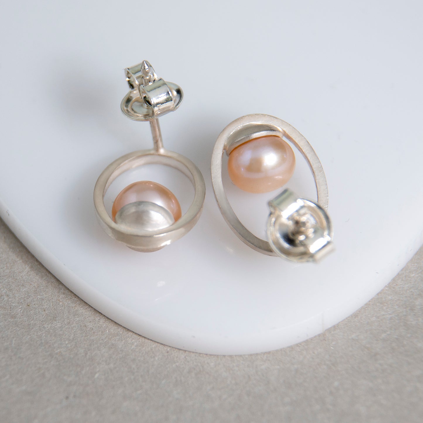 Oval Frame Earrings With Rose Gold Pearls