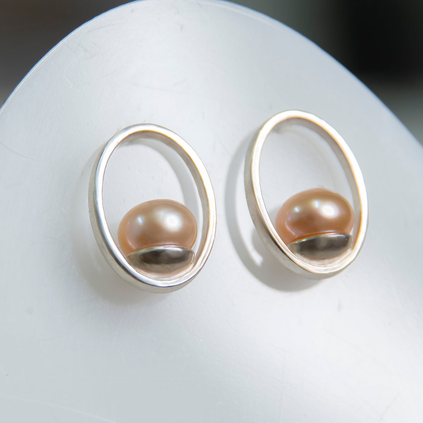Oval Frame Earrings With Rose Gold Pearls