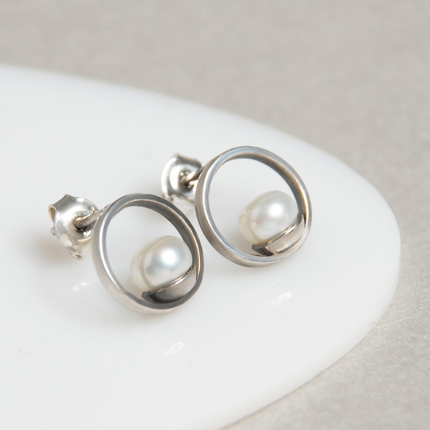 Round Frame Earrings With White Pearls