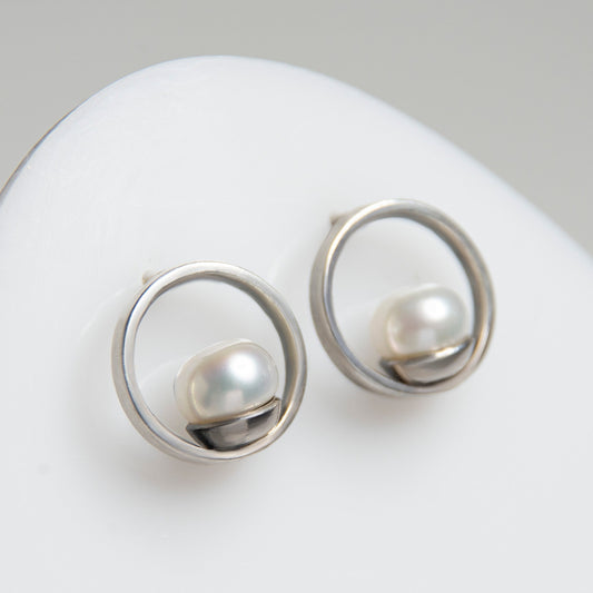Round Frame Earrings With White Pearls
