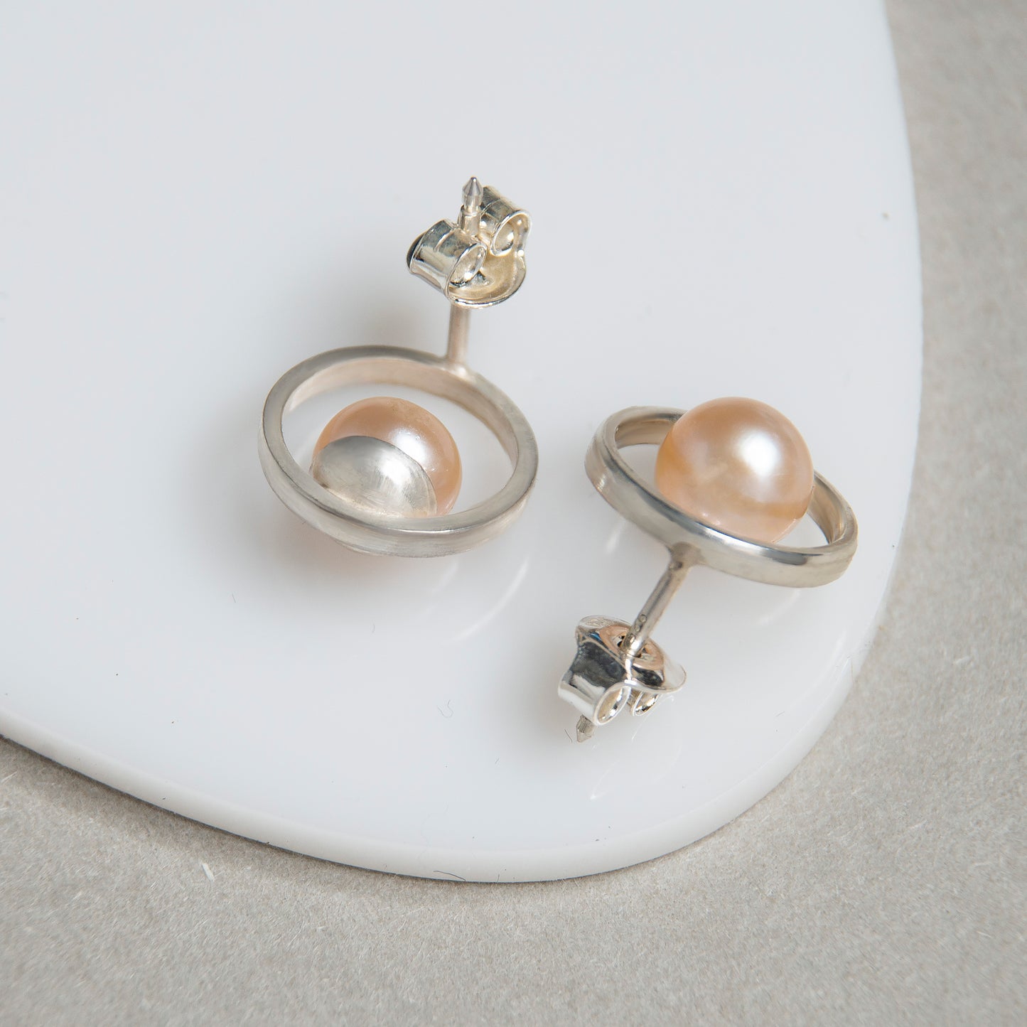 Round Frame Earrings With Rose Gold Pearls