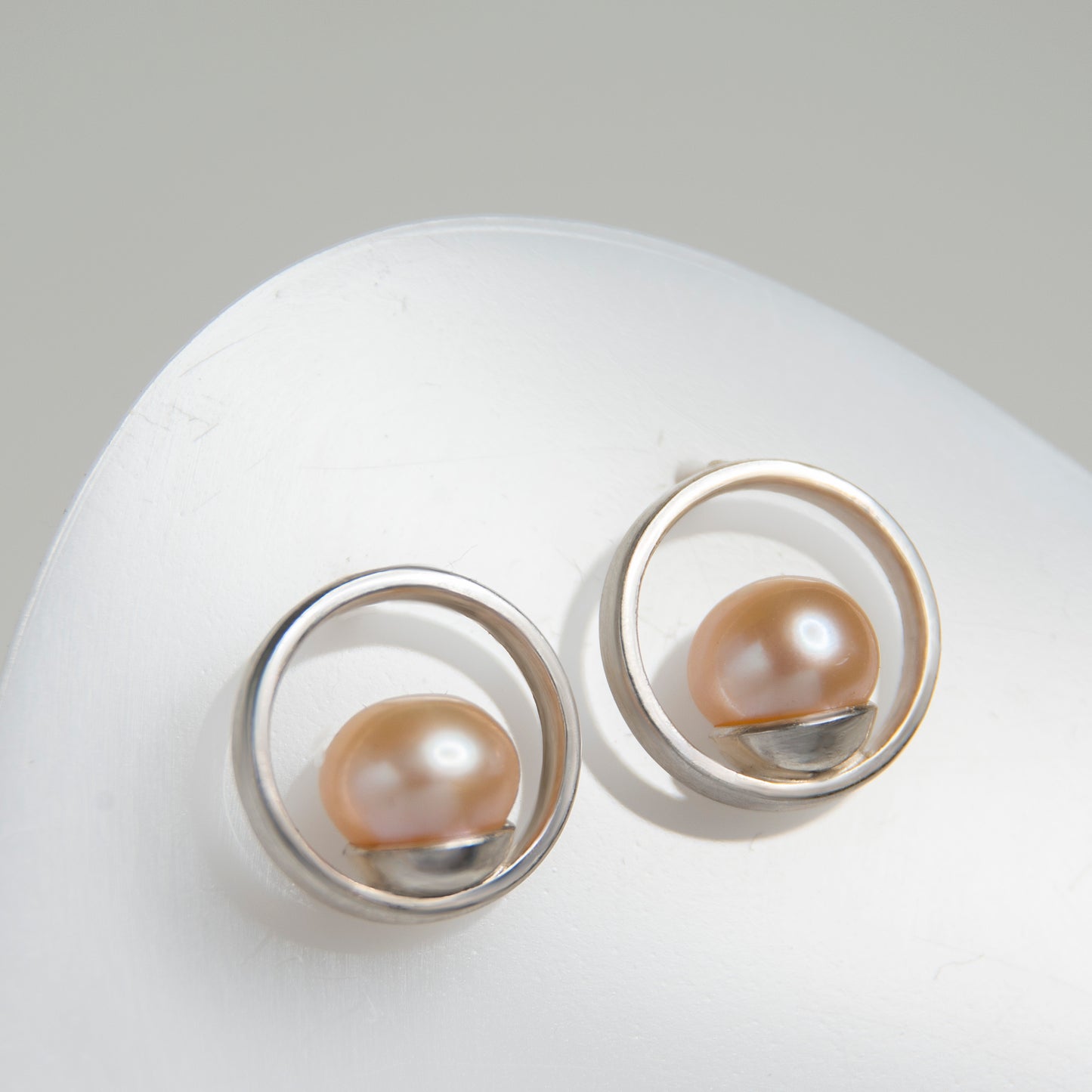 Round Frame Earrings With Rose Gold Pearls