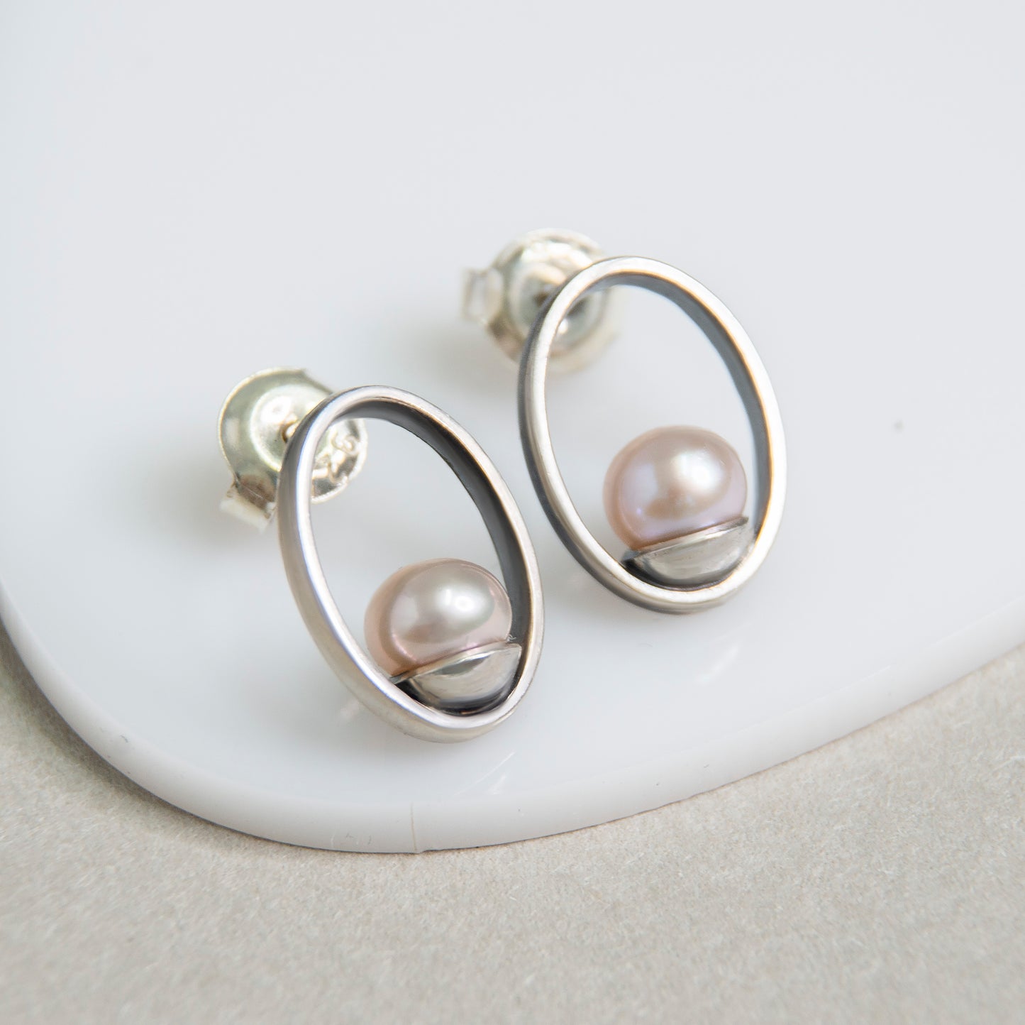 Oval Frame Earrings With Rose Pearls
