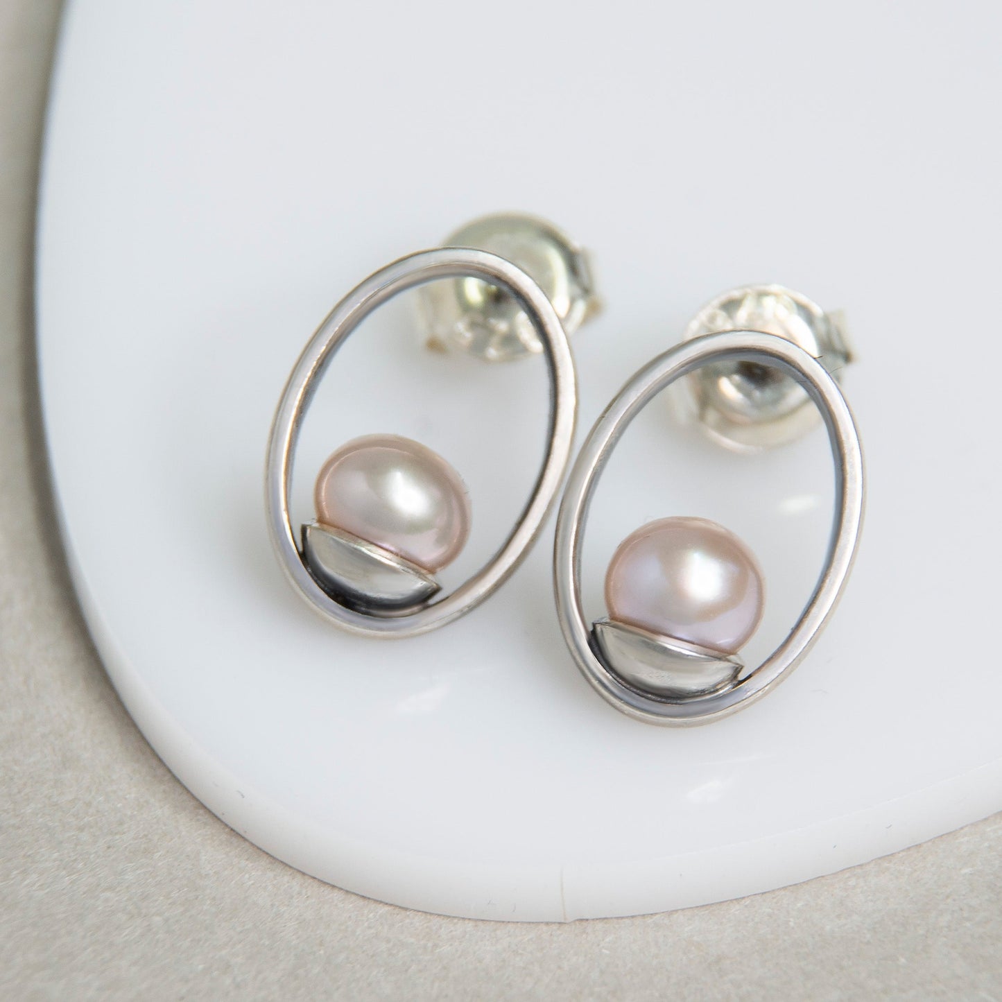 Oval Frame Earrings With Rose Pearls