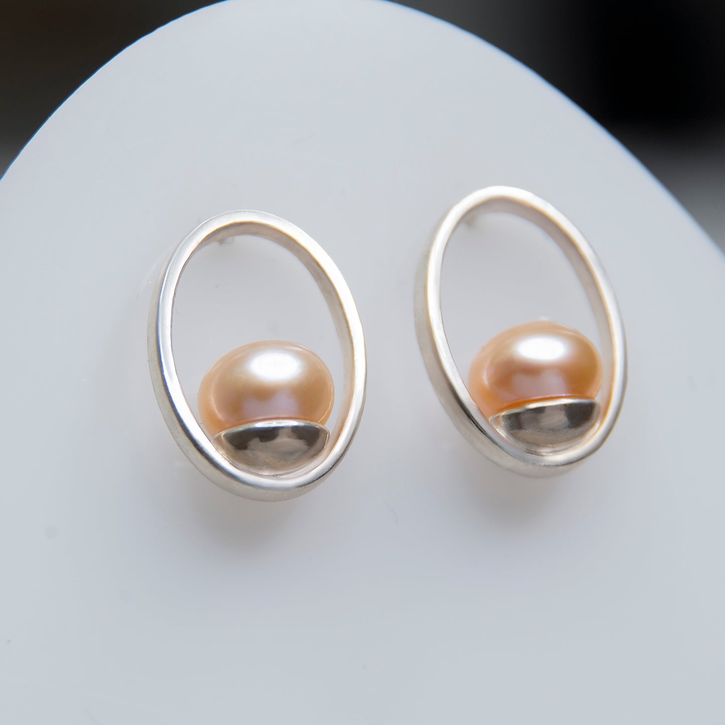 Oval Frame Earrings With Rose Gold Pearls