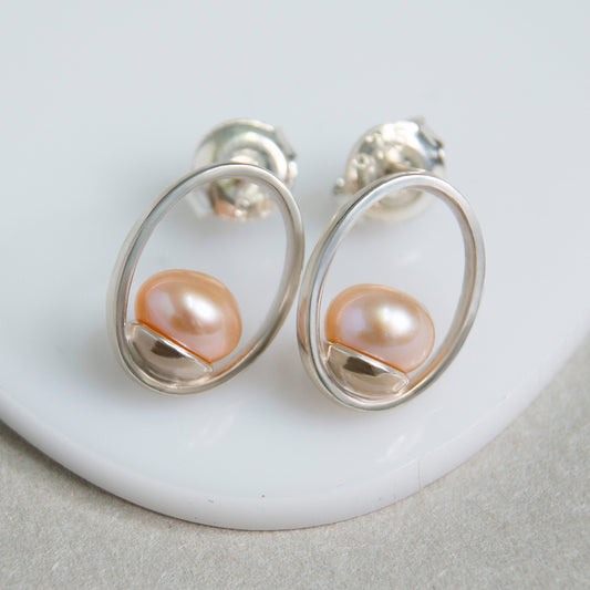 Oval Frame Earrings With Rose Gold Pearls