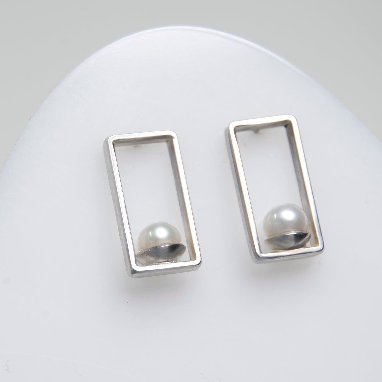 Rectangle Frame Earrings With White Pearls