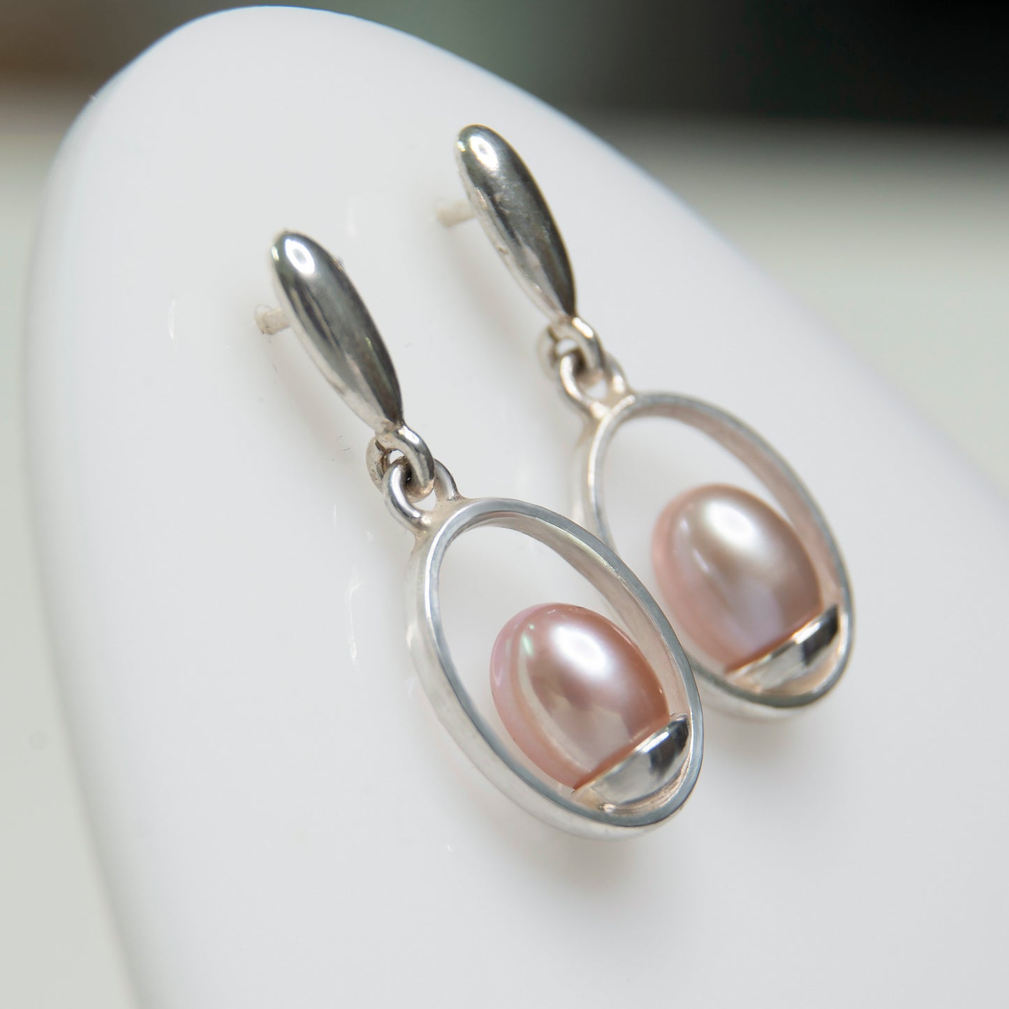 Dangle Oval Frame Earrings With Rose Pearls